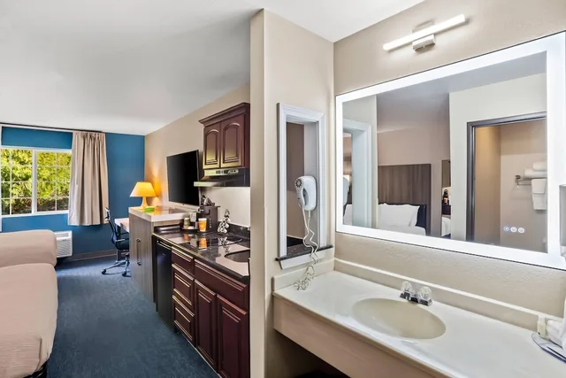 غرفة بسرير كينج وسرير كوين، Quality Inn Port Orchard, WA 8/9