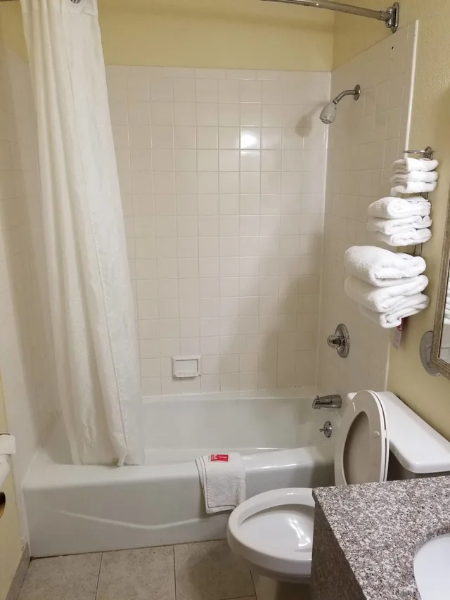 جناح بسرير كينج مع أريكة، Clarion Pointe Bettendorf - Quad Cities 5/9