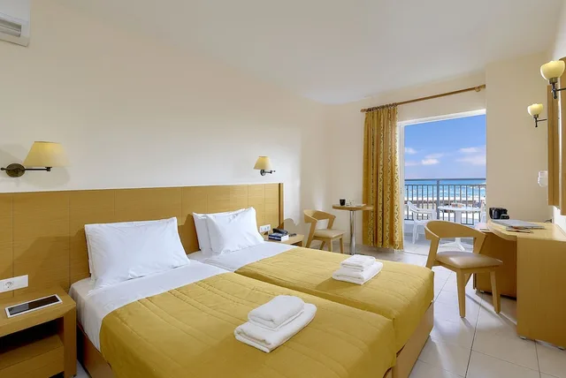 Standard, Double Bed, Lateral Side Sea View، Astir Beach 2/6