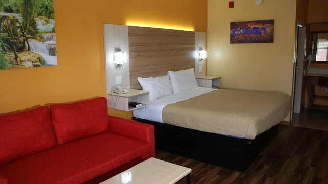غرفة ديلوكس بسرير كينج مع أريكة، Home Town Inn And Suites 5/9