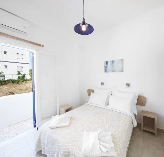 2 Bedrooms, Family Suite, 1 Double and 1 Single Bed, Side View، Londos 1/4