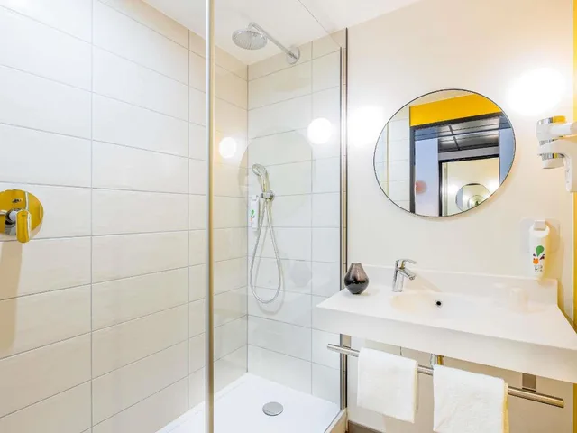 غرفة قياسية بسرير مزدوج وسرير فردي وثلاثة أسرّة مع أريكة، Ibis Styles Paris Meteor Avenue D'italie 4/4