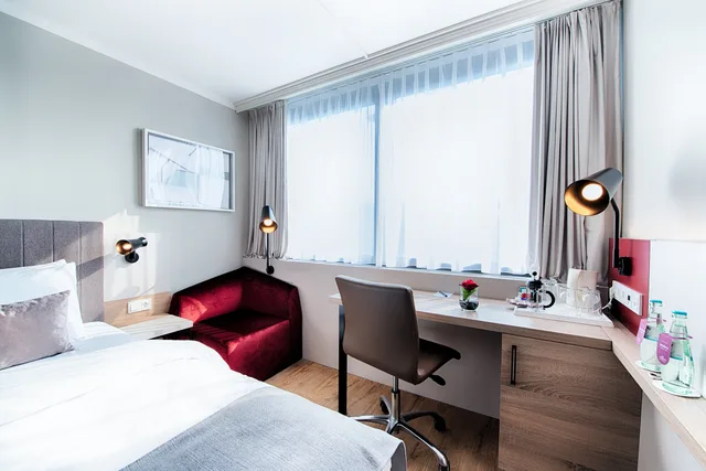 غرفة قياسية بسرير كوين مع أريكة، Crowne Plaza Frankfurt Congress Hotel 3/7