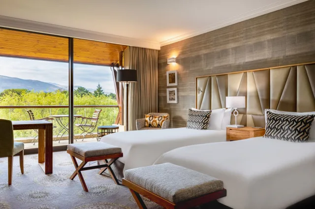 غرفة بسريرين منفصلين بإطلالة على الحديقة بشرفة، Arabella Hotel Golf & Spa 1/1