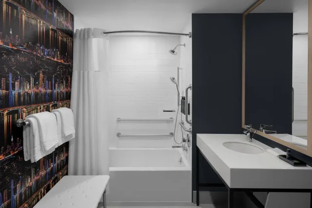 غرفة بسريرين كوين بإطلالة على المدينة بحوض استحمام لذوي الإعاقة، Aloft New York Chelsea 4/5