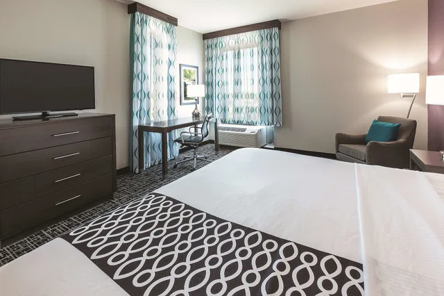 غرفة بسرير كينج، La Quinta Inn & Suites By Wyndham Terre Haute 3/7