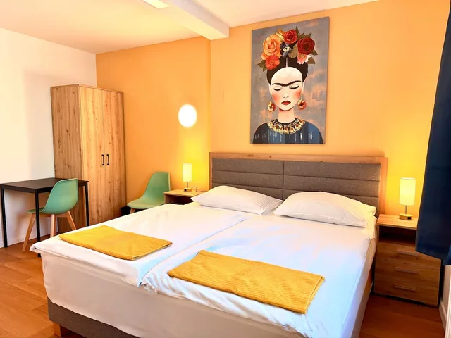 غرفة ثلاثية بسرير مزدوج وسرير فردي، A T Holiday Hostel Wien 4/7