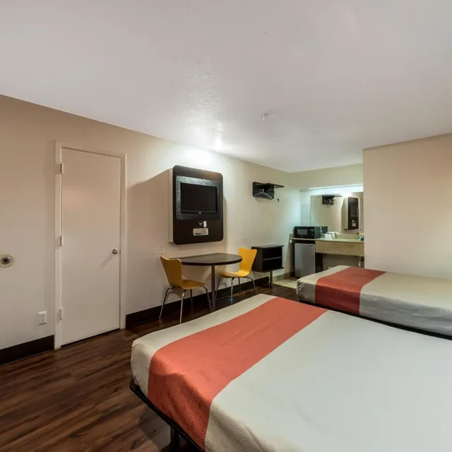 غرفة رباعية، Motel6 San Antonio, TX - Frost Bank Center 6/10