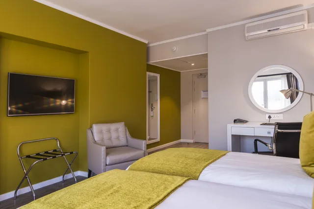 غرفة قياسية بسرير كينج بإطلالة على البحر، Simon's Town Quayside Hotel 7/10