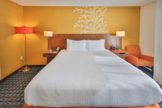 غرفة تنفيذية بسرير كينج بإطلالة جزئية على البحر، Fairfield Inn Suites Fort Walton Beach West Destin 3/5