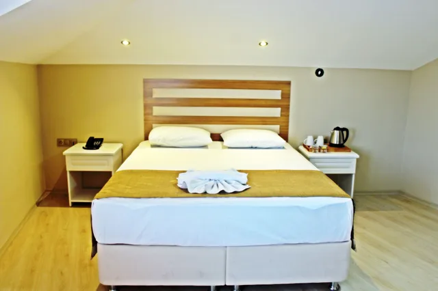 غرفة بسرير مزدوج بشرفة، Feza Otel 2/6