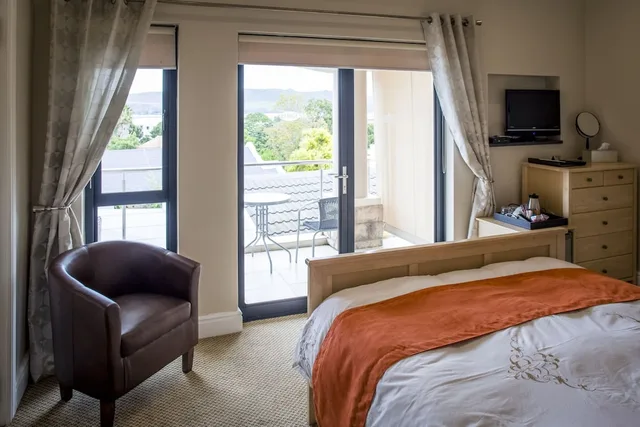 Luxury, Queen Bed, Lake Side, Balcony، Orange Inn Knysna 6/10