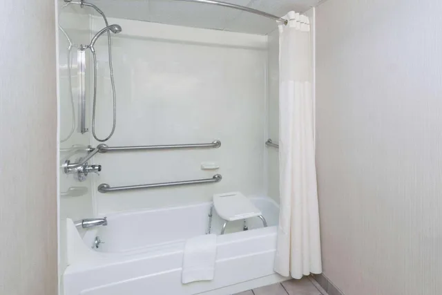 غرفة ديلوكس بسريرين مزدوجين لذوي الإعاقة، Baymont By Wyndham Michigan City 5/8