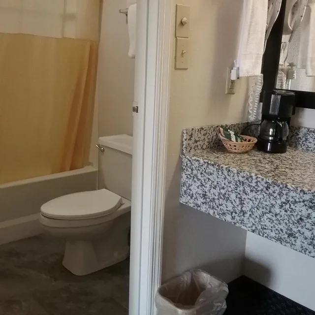 غرفة بسرير كوين للمدخنين، Americas Best Value Inn Blue Ridge 1/3