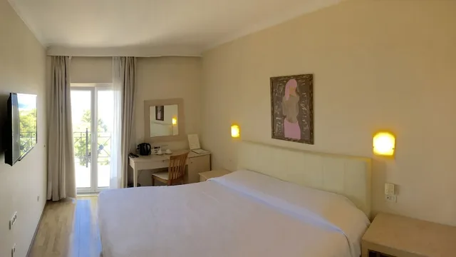 Room, Double or Twin Bed, Sea View, London Hotel 2/4