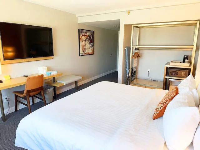 غرفة بسرير كينج بحوض استحمام لذوي الإعاقة، Lincoln Hotel Monterey Park Los Angeles 7/10