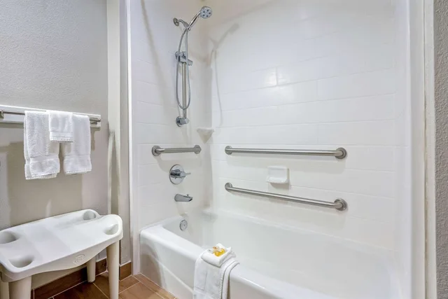 جناح ديلوكس بسرير كينج، La Quinta Inn & Suites by Wyndham College Station South 4/5