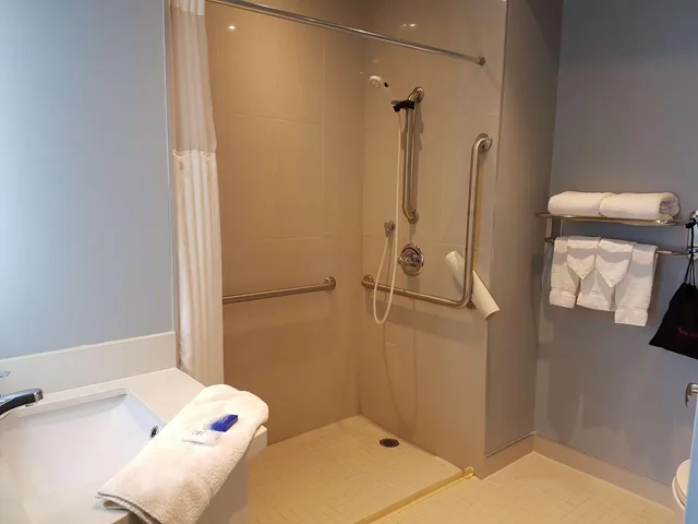 غرفة بسرير كينج لذوي الإعاقة، Best Western Plus Barrie 2/3