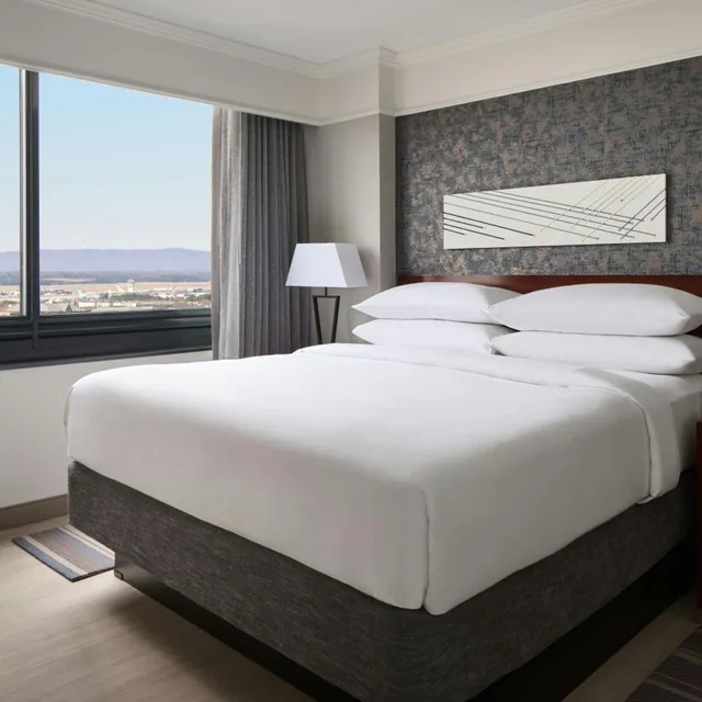 جناح بسرير كينج مع أريكة، Washington Dulles Marriott Suites 2/10
