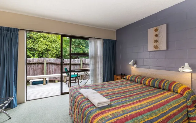 شقة بسرير كوين وسرير فردي بغرفة نوم واحدة مع أريكة، Judges Pool Motel 2/10
