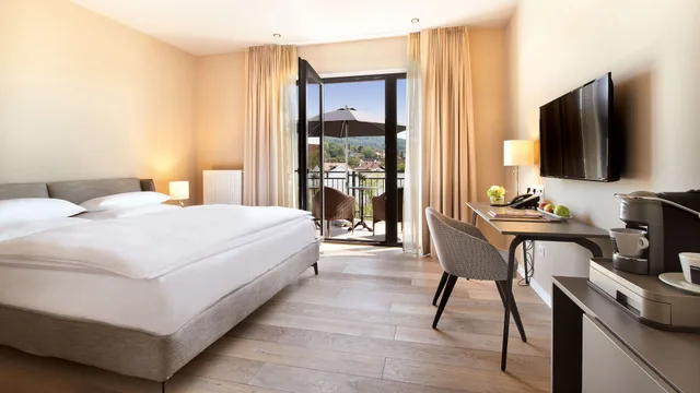 غرفة ديلوكس بسرير كينج بإطلالة على الحديقة بشرفة، Hotel Villa Toskana 2/4