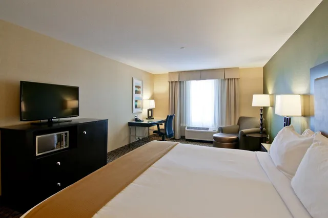 غرفة قياسية بسرير كينج، Wingate by Wyndham Fort Saskatchewan 1/10