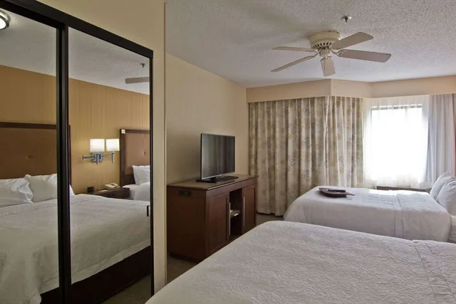 Suite, 2 Queen Beds, Bath and Shower, Sofa, Kitchen، Hampton Inn & Suites Chillicothe 1/2