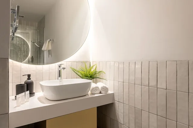 جناح بسرير كوين مع أريكة، Owen House by Hmlet 2/2