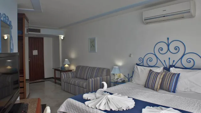 غرفة عائلية بسريرين منفصلين بإطلالة على البحر، Colonna Park Hotel 1/9
