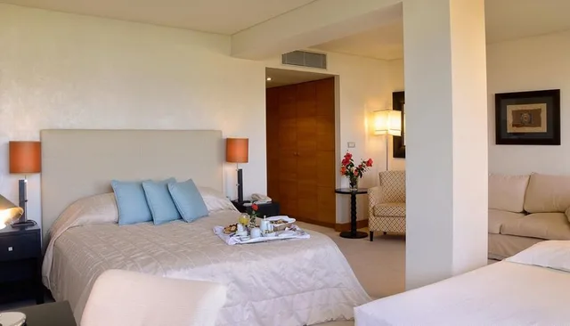 غرفة عائلية بسرير كينج وسريرين منفصلين بإطلالة على المدينة، Plaza Resort Hotel 4/8