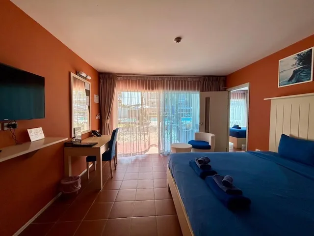 Family, King and Twin Beds, Pool Access، Grandblue Resort 3/10