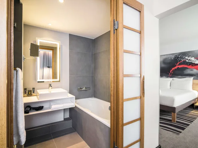 غرفة تنفيذية بسرير مزدوج مع أريكة، Novotel Den Haag City Centre Hotel 4/9