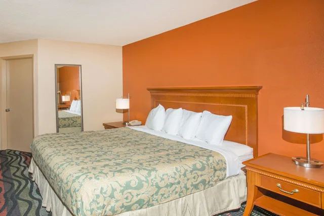 غرفة قياسية بسرير كينج للمدخنين، Super 8 by Wyndham Myrtle Beach/Market Common Area 4/9