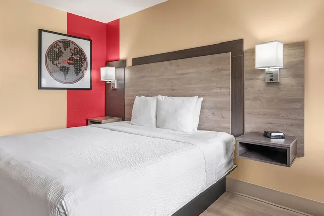 Room, King Bed, Ramada By Wyndham Minneapolis Golden Valley 5/7
