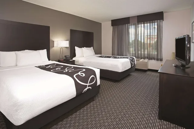 غرفة داخلية بسرير كوين لذوي الإعاقة، La Quinta Inn & Suites by Wyndham Charleston Riverview 3/4