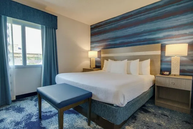 Suite, King Bed, No View, No Balcony, Sofa, North Wing، Atlantic Sands Hotel Conference Center 1/1