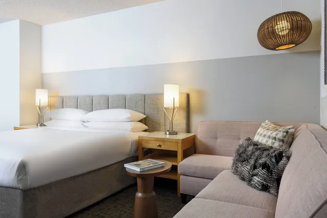 Room, King Bed, Pool Side, Balcony، Renaissance Palm Springs 1/5