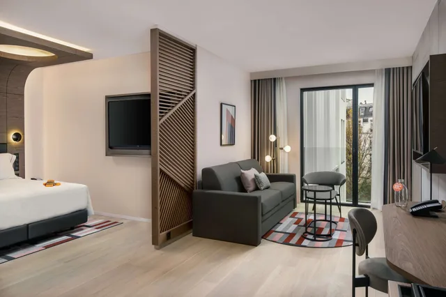 Eiffel, Junior Suite, King Bed، Canopy by Hilton Paris Eiffel Tower 4/9