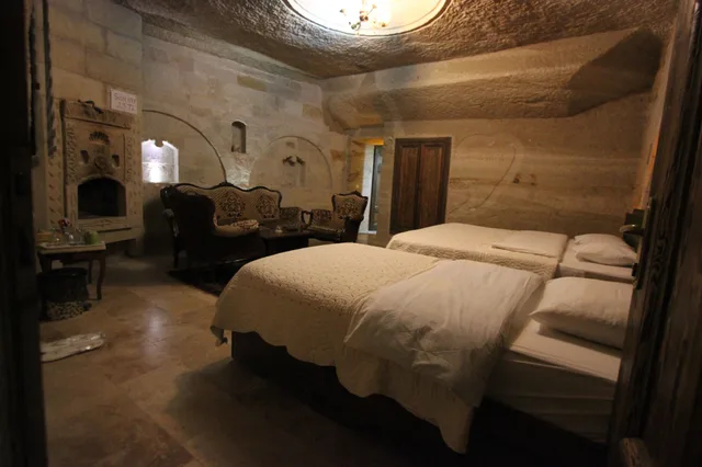 غرفة ديلوكس ثلاثية بسرير مزدوج وسرير فردي، Family Cave Suites Hotel 1/3