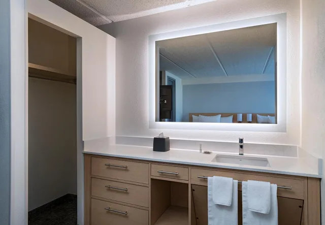 Room, King Bed, Sofa, High Floor, Hyatt Place Austin/Arboretum 2/3