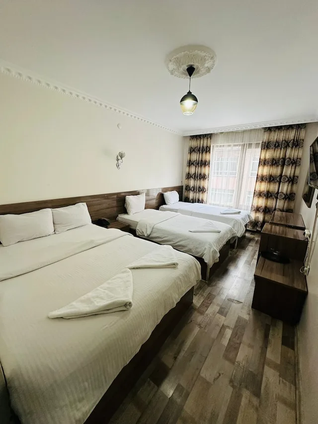 غرفة عائلية رباعية بسرير كوين وسريرين منفصلين، Toprak Hotel 2/3