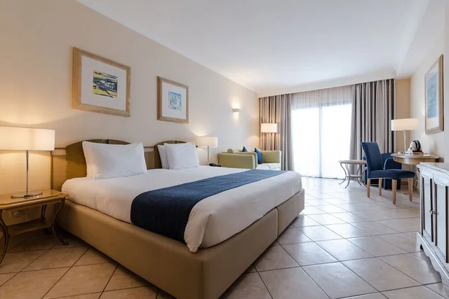 جناح جونيور بسريرين منفصلين بشرفة مع أريكة، Maritim Antonine Hotel and Spa Malta 1/8