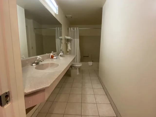 جناح بسريرين كينج بغرفة نوم واحدة، Ramada by Wyndham Los Angeles/Koreatown West 3/4