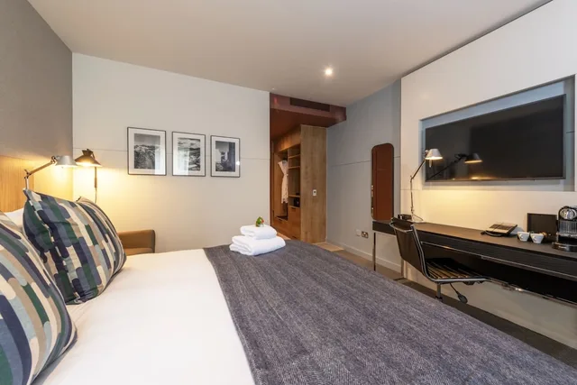 City, Queen Bed، Apex City 10/14