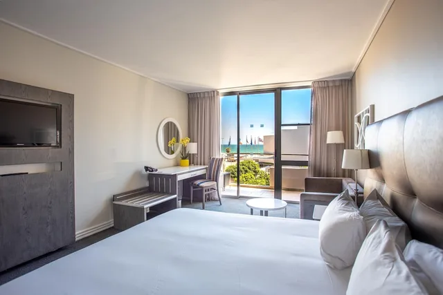 غرفة بسرير كينج بإطلالة جزئية على البحر، Lagoon Beach Hotel 1/10