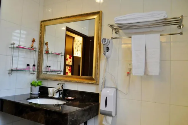 غرفة بسريرين منفصلين بإطلالة على الجبل، Cherry Feast Resort 3/4