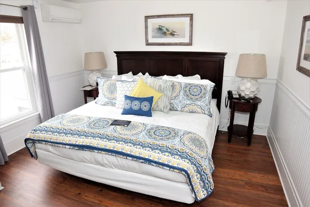 غرفة بسرير كينج مع أريكة، Nonantum Resort 2/3