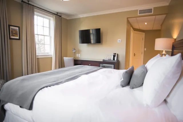 Adjoining, Deluxe, King Bed, 124 on Queen Hotel & Spa 2/8