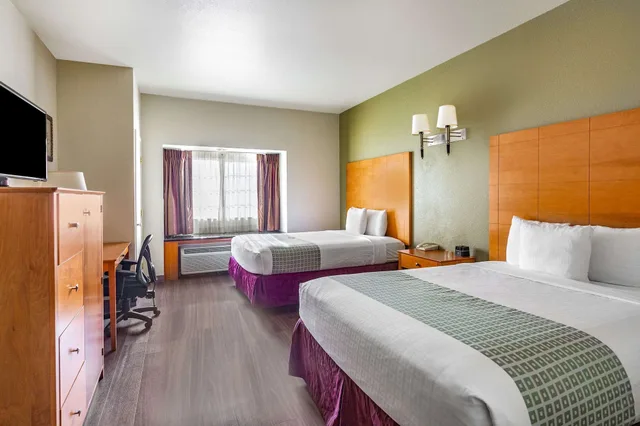غرفة ديلوكس بسريرين كوين لذوي الإعاقة، La Quinta Inn & Suites by Wyndham Tulare 1/4