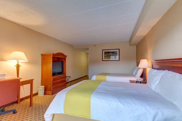 Standard, 2 Queen Beds, Chateau Resort & Conference Center 2/6
